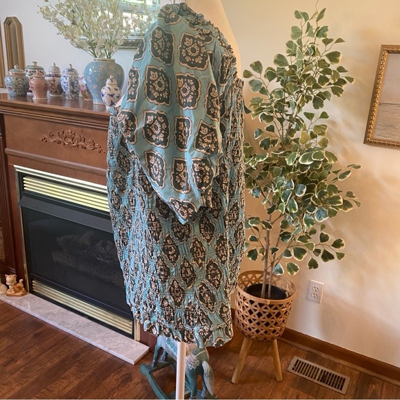 Maurices • Turquoise Medallion Print Smocked Puff Short Sleeve Top • Size 3X NWT - Picture 4 of 7